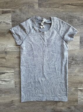 Lululemon Swiftly Tech Short-Sleeve Shirt 2.0 In Rhino Grey & White Size 4